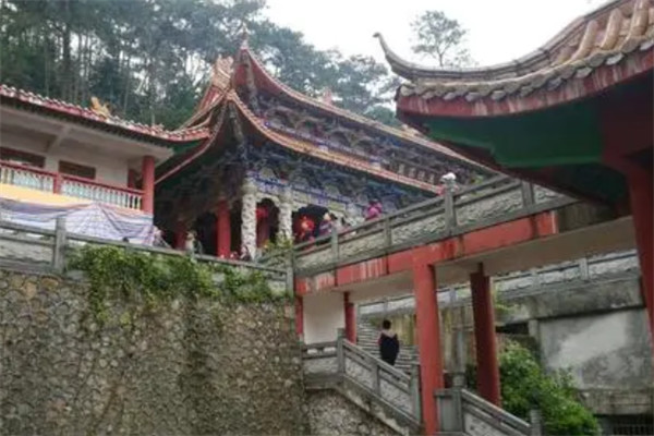 广西十大名寺排行榜：四恩寺上榜，第七是岩洞式寺庙