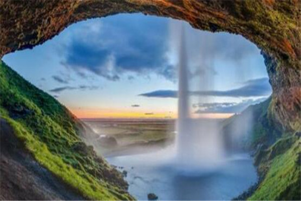 世界十大美景 冰岛蓝冰洞极其梦幻，爱的隧道一定要和爱人去
