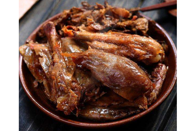 台湾最著名的小吃 卤肉饭人气最高，盐酥鸡很值得尝试