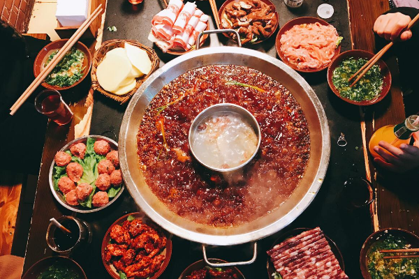 重庆旅游必吃的十大美食：棒棒鸡上榜，第一是火锅