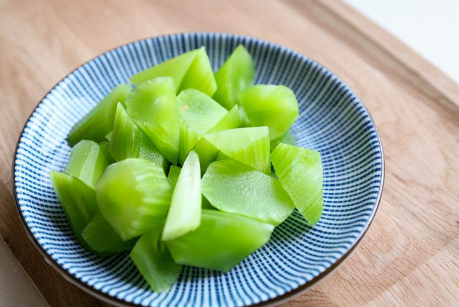 夏季养生必吃十种食物 苦瓜上榜，西红柿人气最高