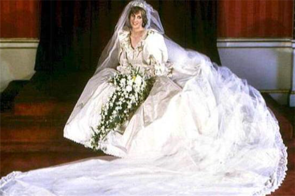 世界上最美十大婚纱：伊丽莎白二世的婚纱上镶满了1万颗珍珠