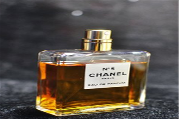 女人必买的10大香水：兰蔻奇迹上榜，它的广告词很吸引人