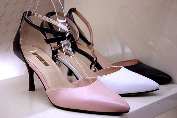 十大女鞋品牌：百丽 达芙妮 他她女鞋上榜