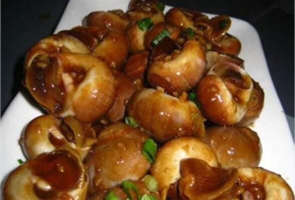 青岛十大名菜 崂山菇炖鸡上榜，第六具有很好的滋补功效