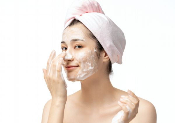 油性皮肤适合什么洗脸奶