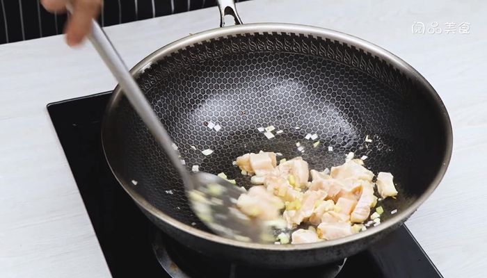 胡萝卜土豆鸡丁的做法  胡萝卜土豆鸡丁怎么做