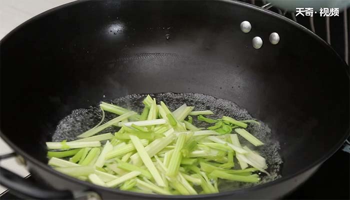 油拌芹菜的做法 油拌芹菜怎么做
