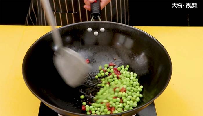 腊肠豌豆粒的做法 腊肠豌豆粒怎么做