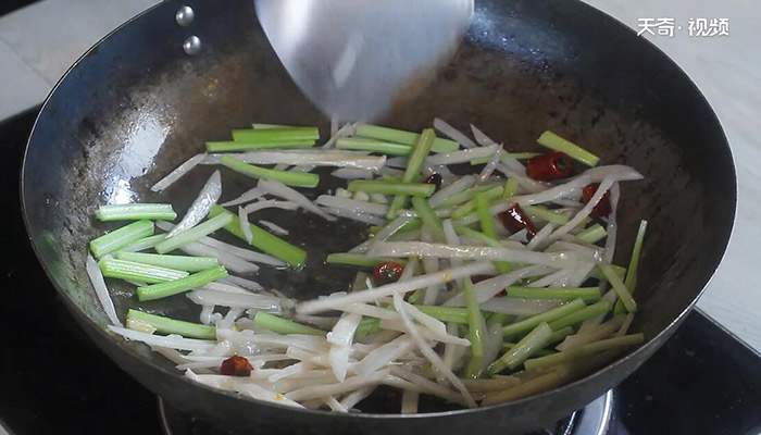 芹菜炒藕丝的做法 怎么做芹菜炒藕丝
